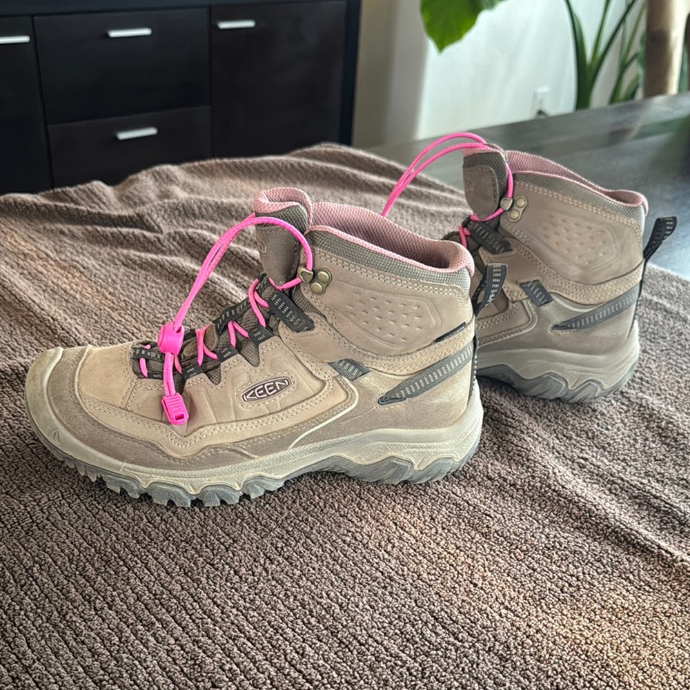 Keen Targhee IV Mid Waterproof Beige and Pink Hiking Boots size 9.
